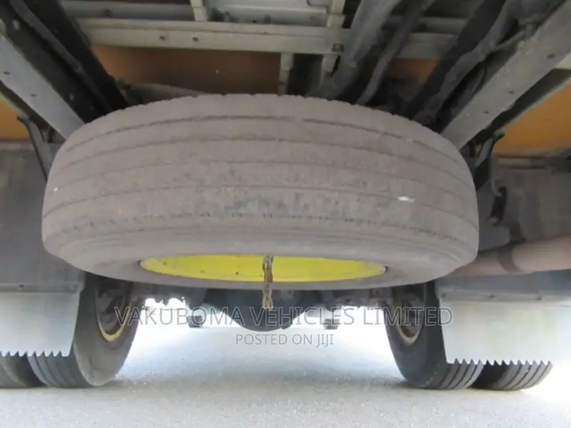 Mitsubishi Fuso Rosa 1997 Yellow