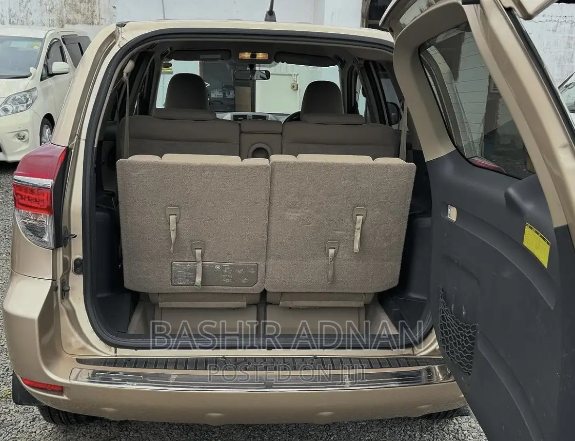 Toyota Vanguard 2010 Gold