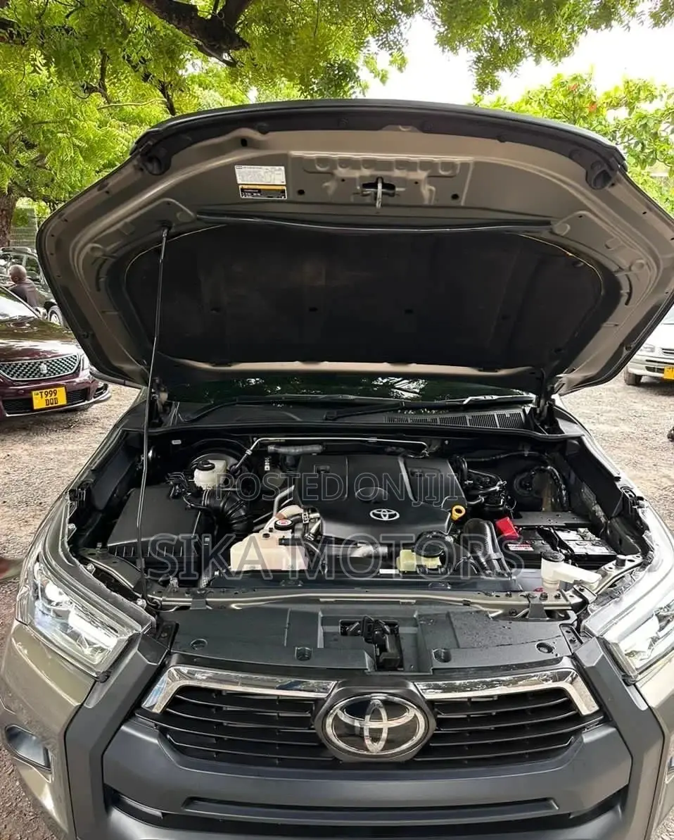 Toyota Hilux 2021 Gray