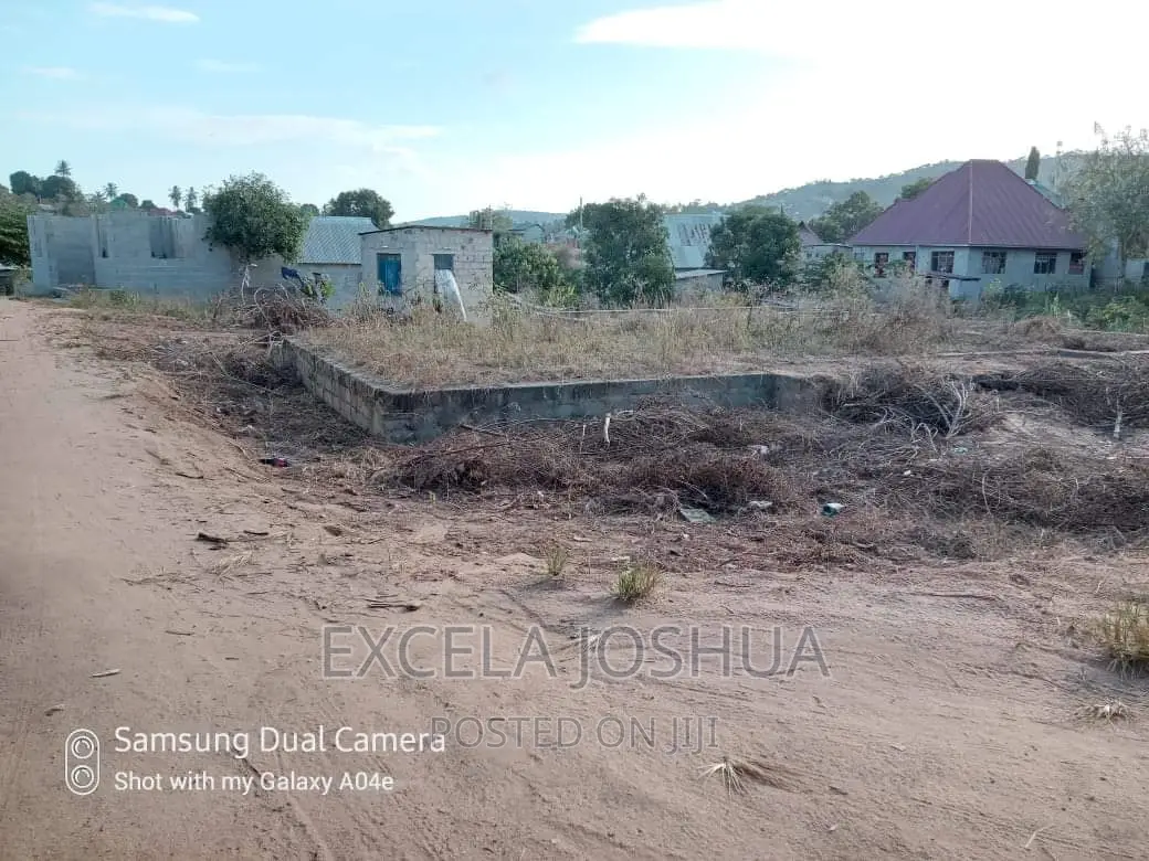 Kiwanja Kina Msingi Na Shimo LA Choo Kinauzwa Kinyerezi