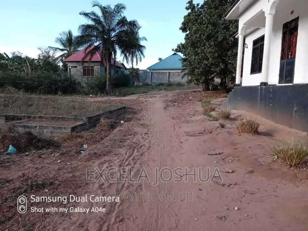 Kiwanja Kina Msingi Na Shimo LA Choo Kinauzwa Kinyerezi