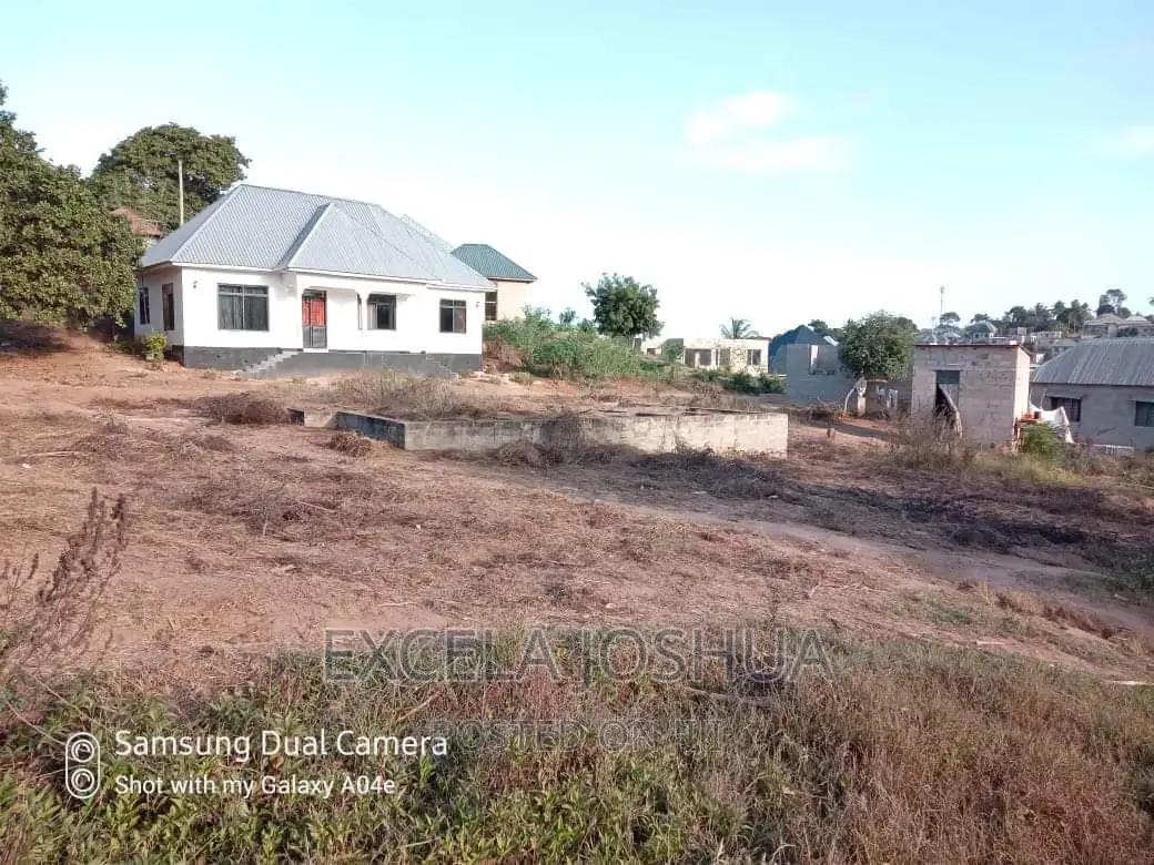 Kiwanja Kina Msingi Na Shimo LA Choo Kinauzwa Kinyerezi