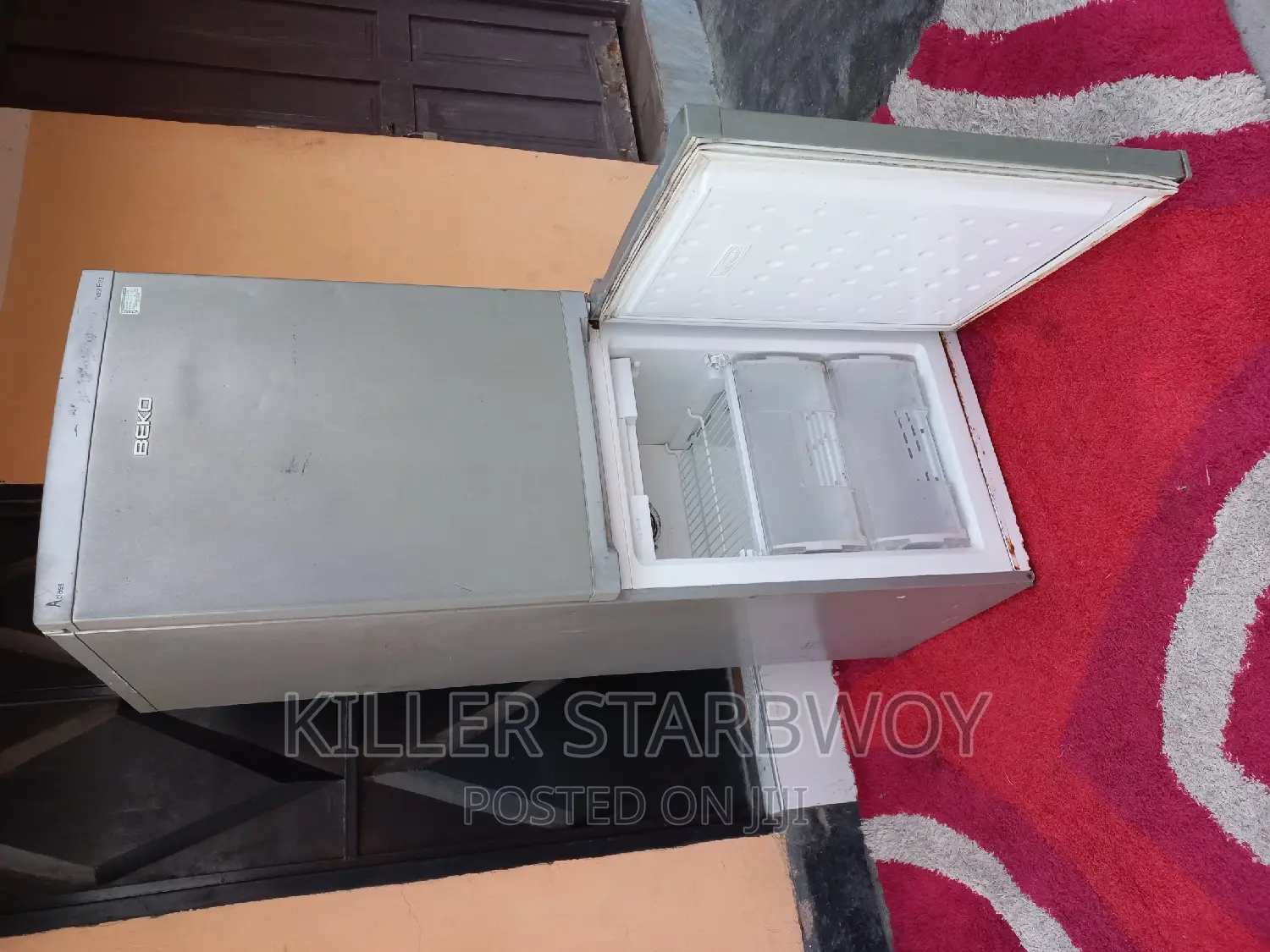 Fridge Kubwa Sana Chini Linagandisha