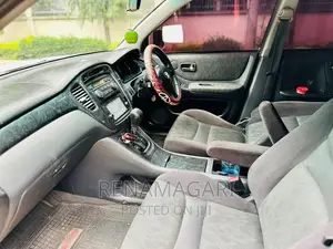 Toyota Kluger 2004 White
