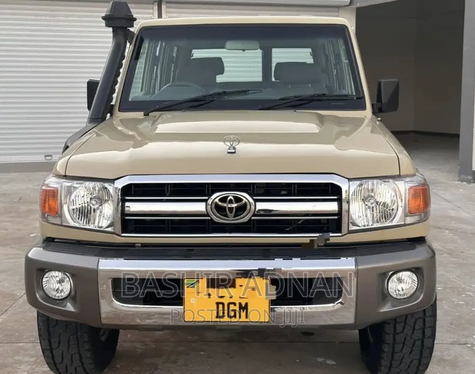 Toyota Land Cruiser 4.0 V6 DLX 2015 Beige