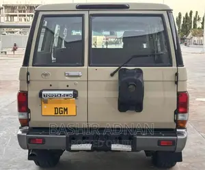 Toyota Land Cruiser 4.0 V6 DLX 2015 Beige