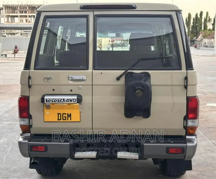 Toyota Land Cruiser 4.0 V6 DLX 2015 Beige