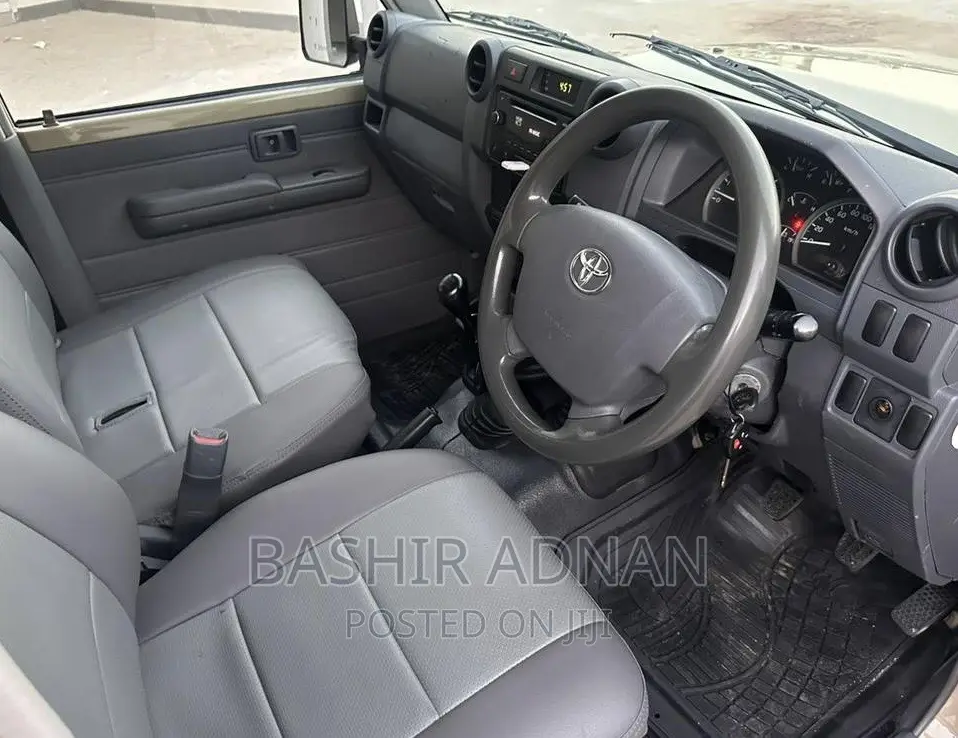 Toyota Land Cruiser 4.0 V6 DLX 2015 Beige