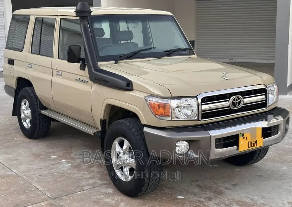 Toyota Land Cruiser 4.0 V6 DLX 2015 Beige