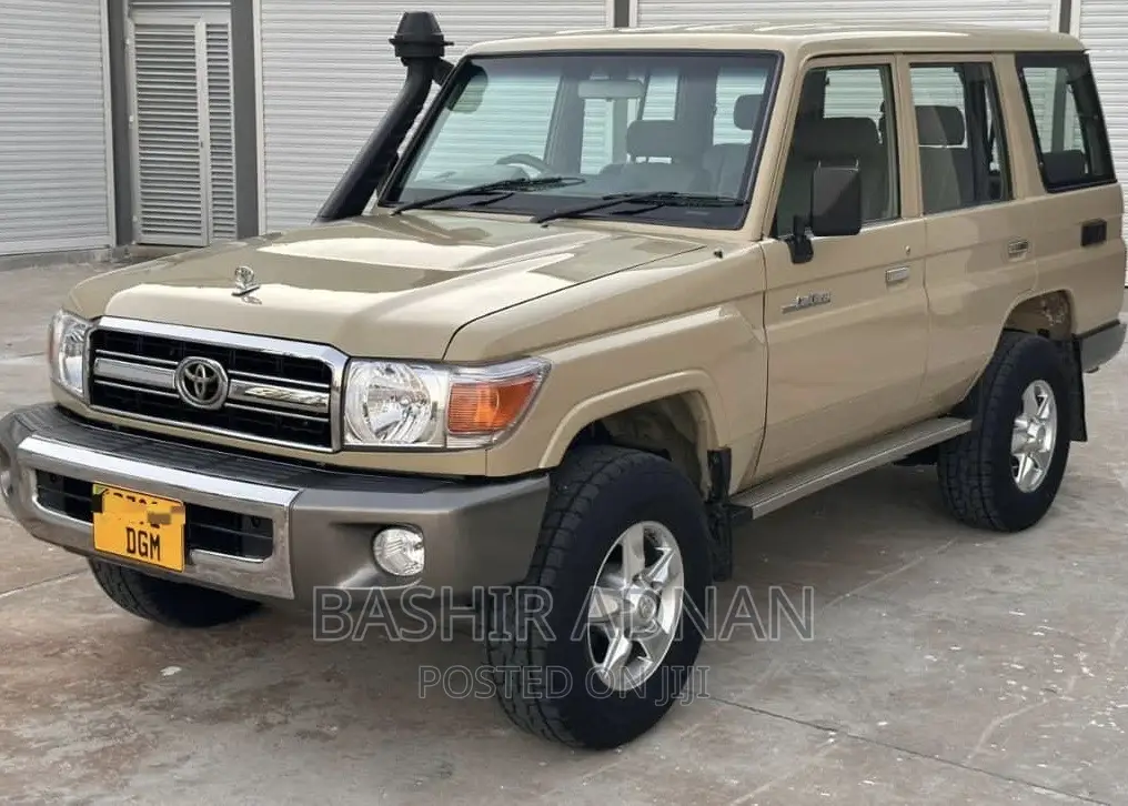 Toyota Land Cruiser 4.0 V6 DLX 2015 Beige