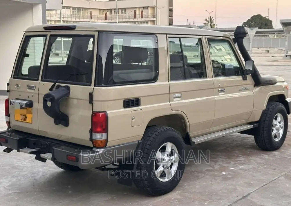 Toyota Land Cruiser 4.0 V6 DLX 2015 Beige