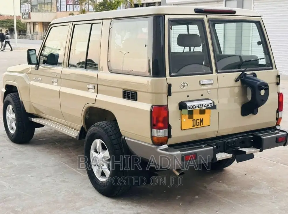 Toyota Land Cruiser 4.0 V6 DLX 2015 Beige