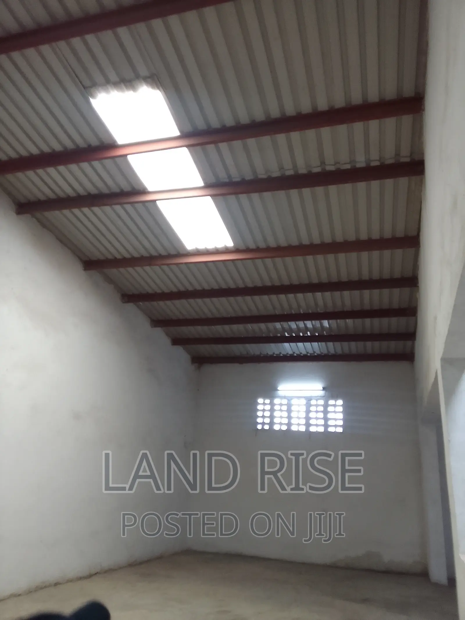 Warehouse in Tazara 300 SQM
