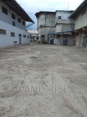 Warehouse in Tazara 300 SQM