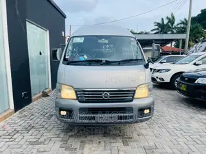 Nissan Caravan (Urvan) 2004 Beige
