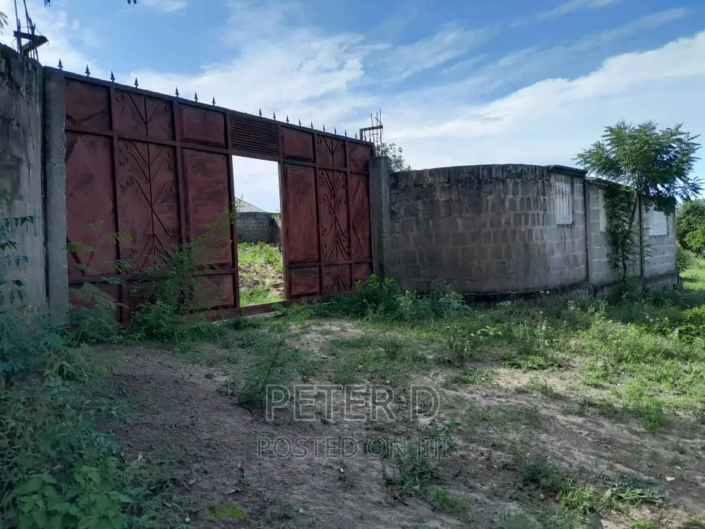Kiwanja Chenye Fence