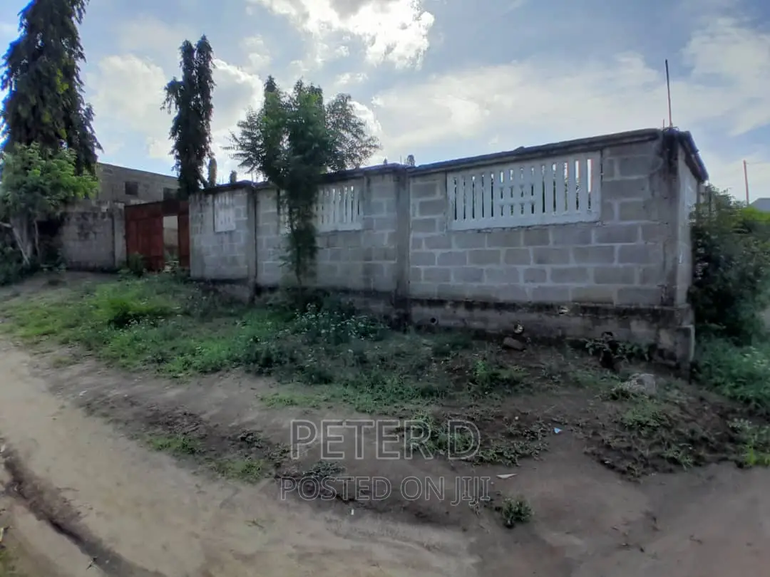 Kiwanja Chenye Fence