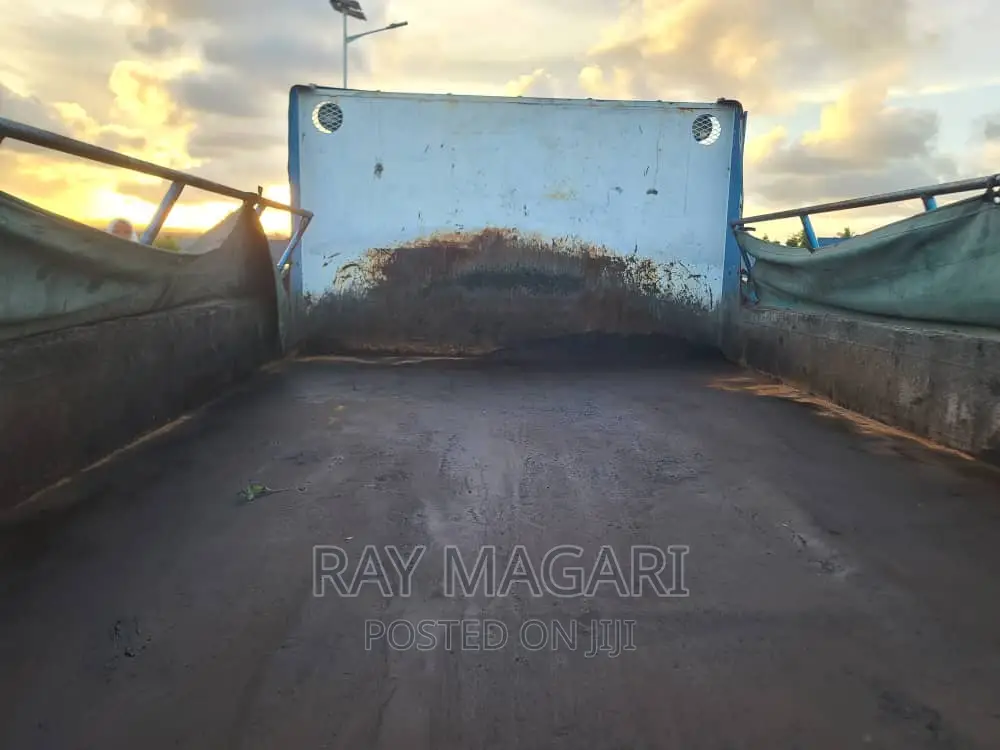 Mitsubishi Fuso 2002 Blue