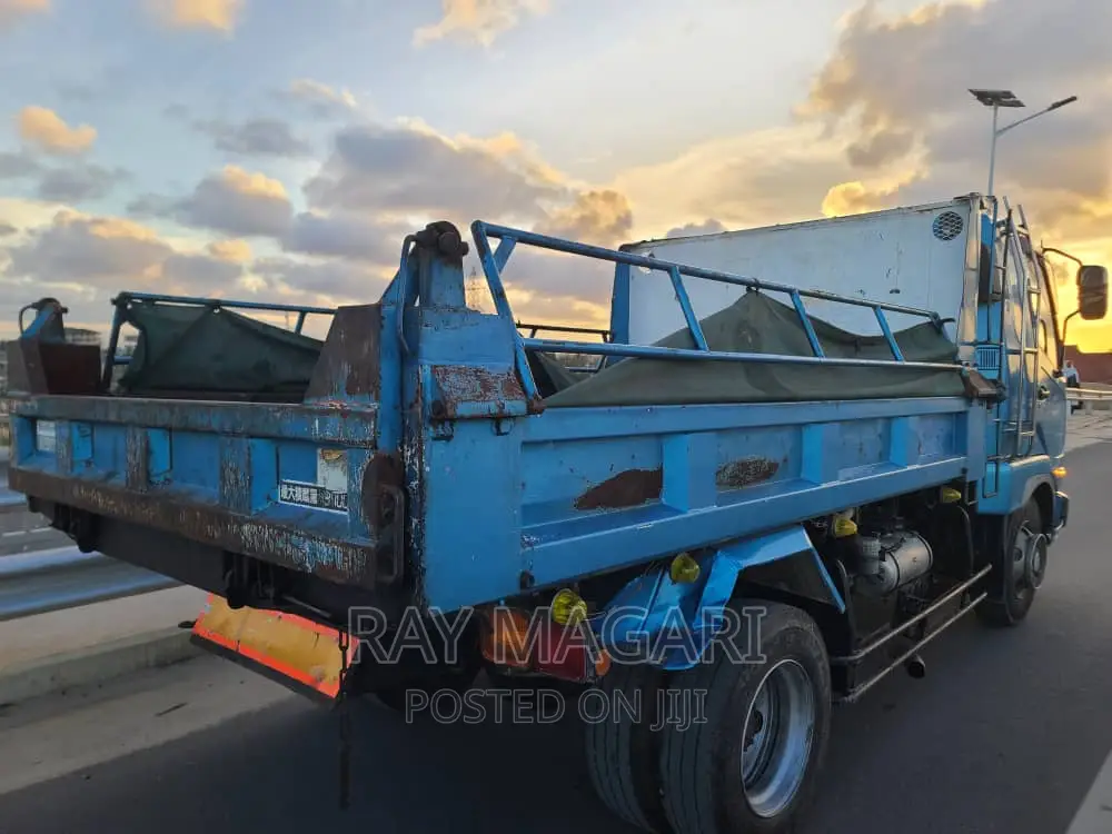 Mitsubishi Fuso 2002 Blue
