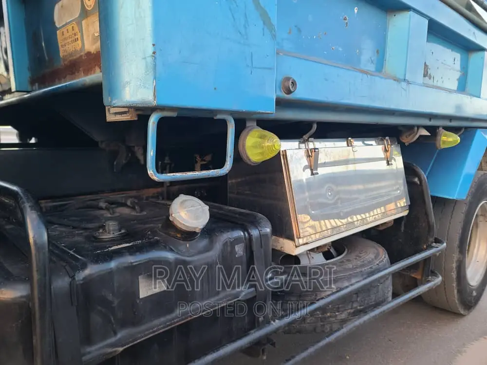 Mitsubishi Fuso 2002 Blue