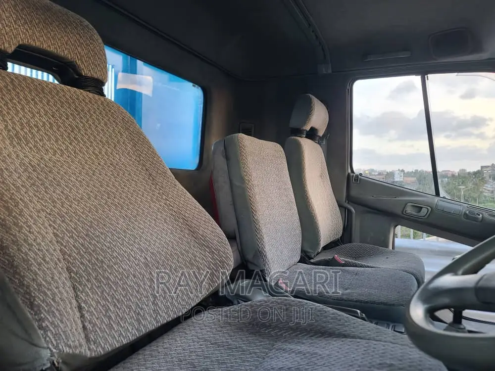 Mitsubishi Fuso 2002 Blue