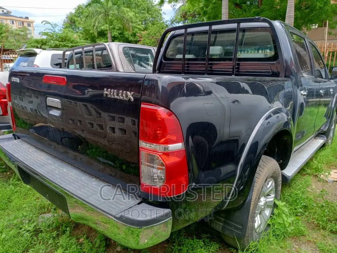 Toyota Hilux SR 4x4 2015 Black
