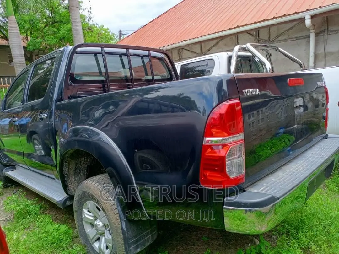 Toyota Hilux SR 4x4 2015 Black