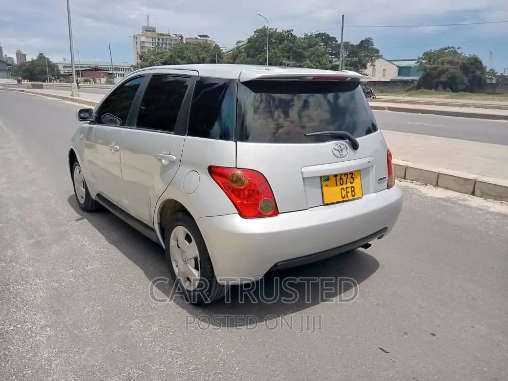Toyota IST 2004 Silver
