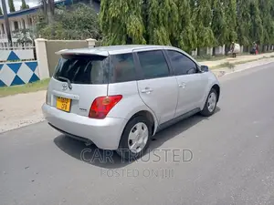 Toyota IST 2004 Silver