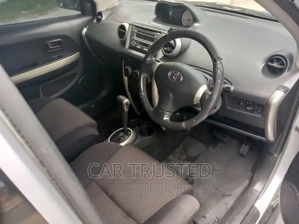 Toyota IST 2004 Silver