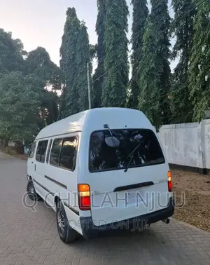 Toyota HiAce 2000 White