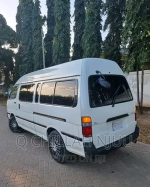 Toyota HiAce 2000 White