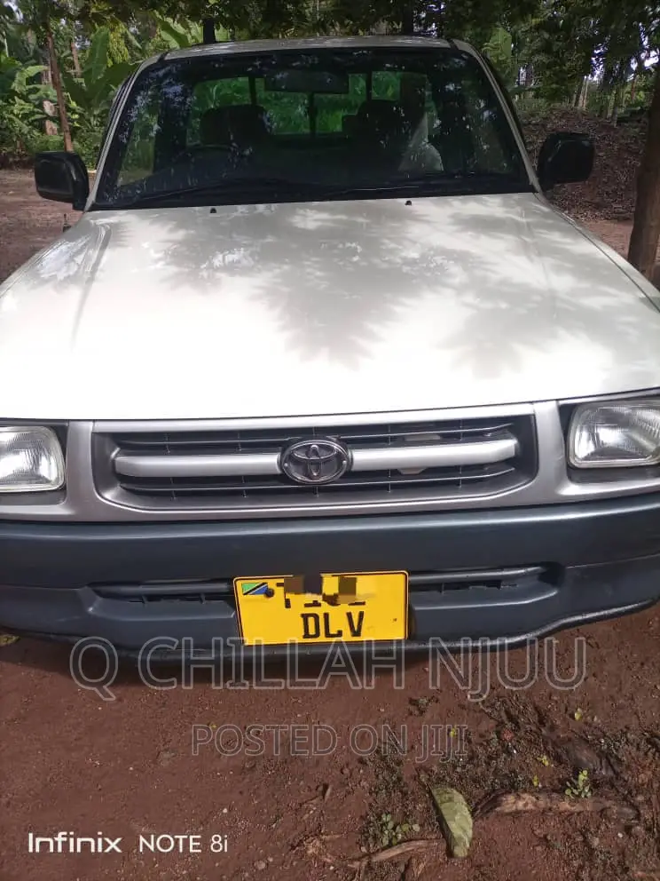 Toyota Hilux 2000 White