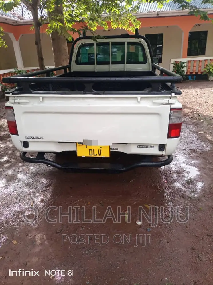 Toyota Hilux 2000 White