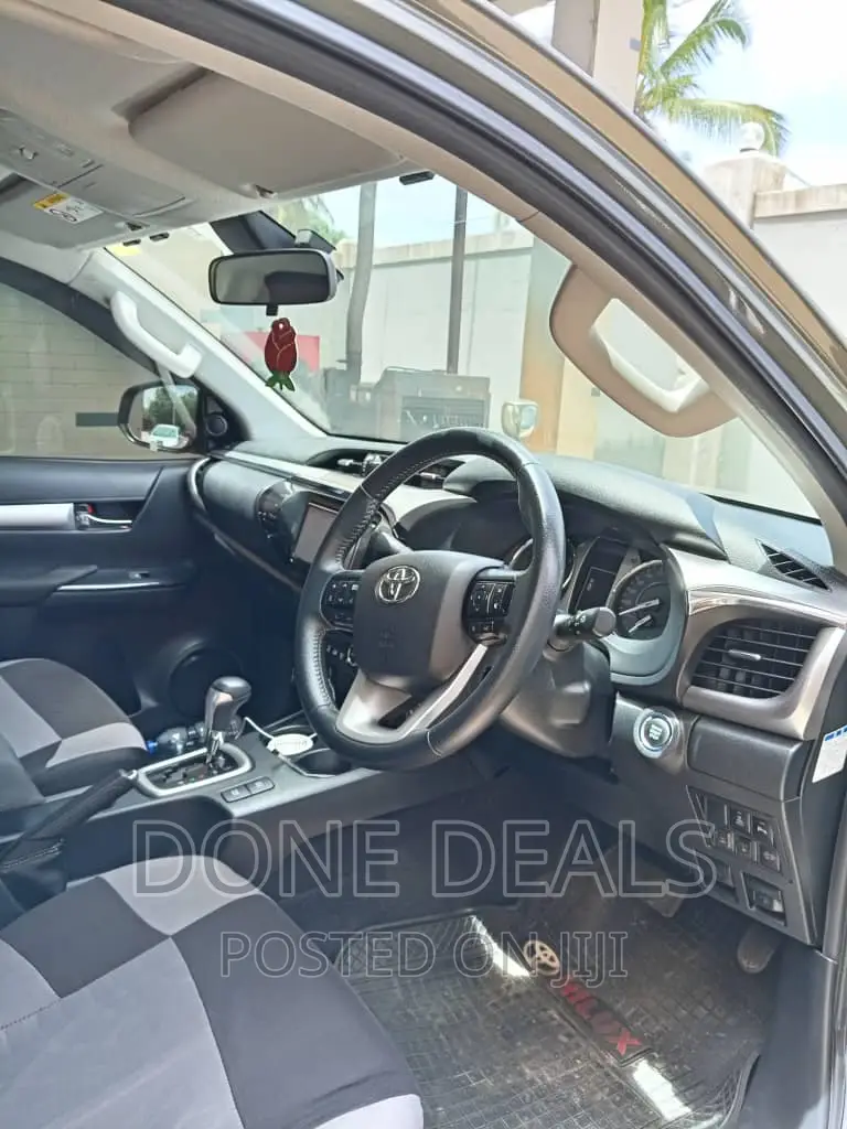Toyota Hilux 2020 Gray