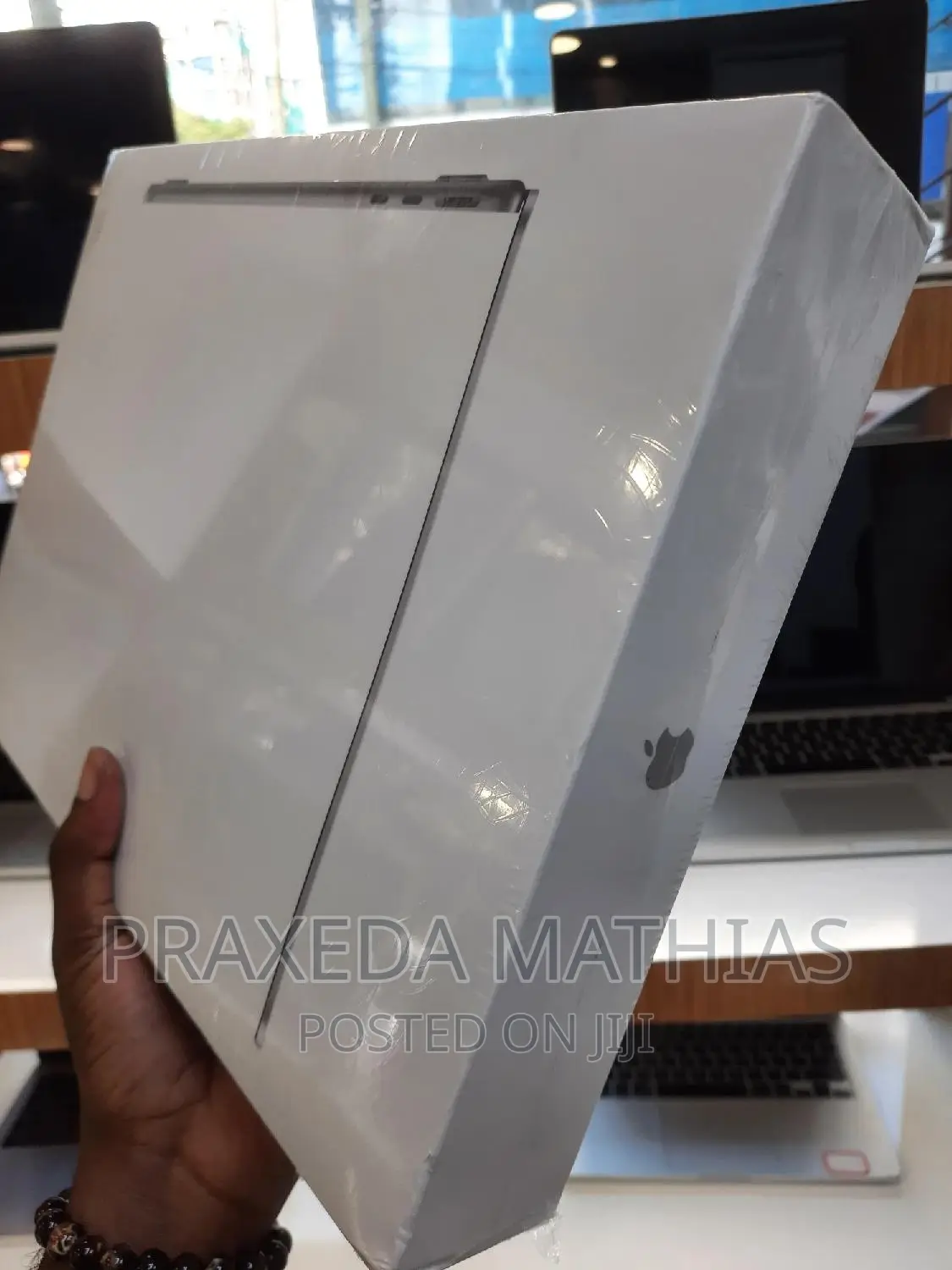 New Laptop Apple MacBook Air 2022 M2 8GB Apple M2 SSD 256GB