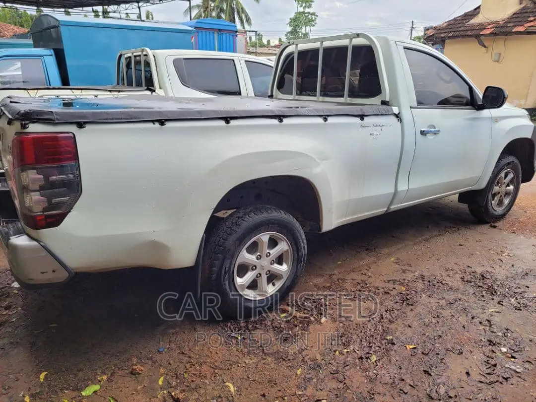 Mitsubishi L200 Club Cab 2.4 154hp 4WD 2019 White