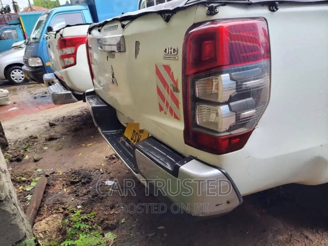 Mitsubishi L200 Club Cab 2.4 154hp 4WD 2019 White