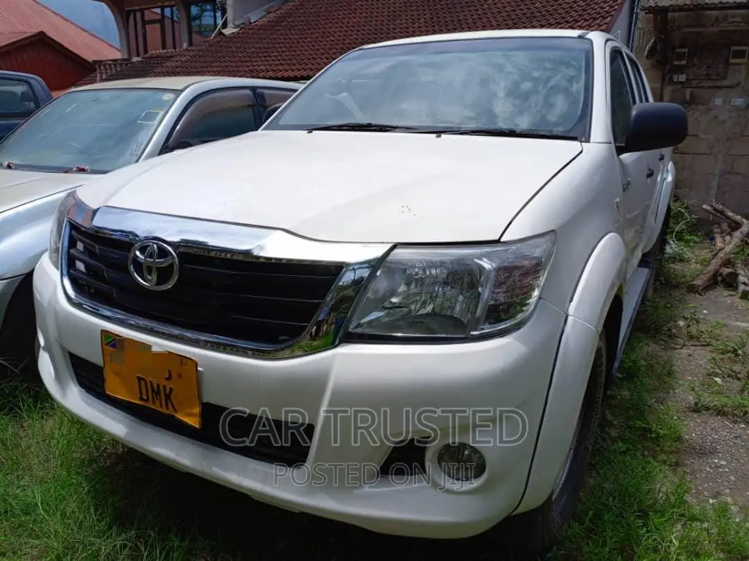 Toyota Hilux WORKMATE 4x4 2014 White