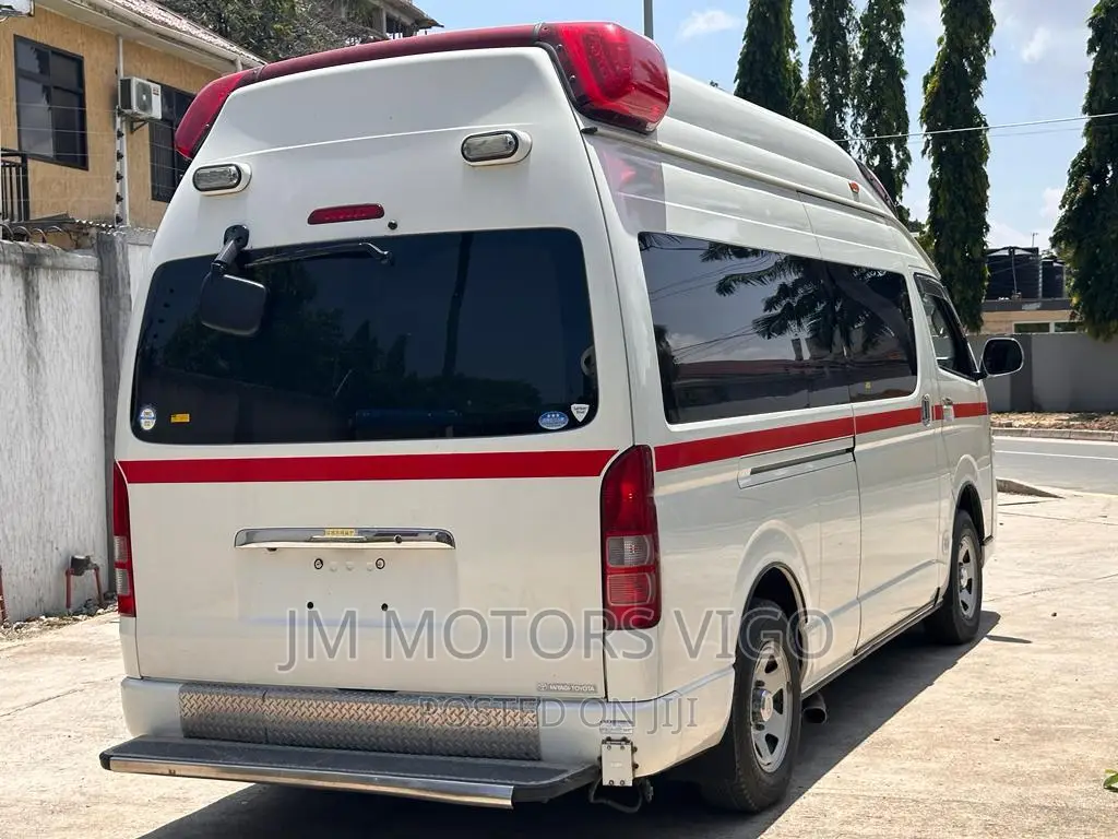 Toyota HiAce 2011 White