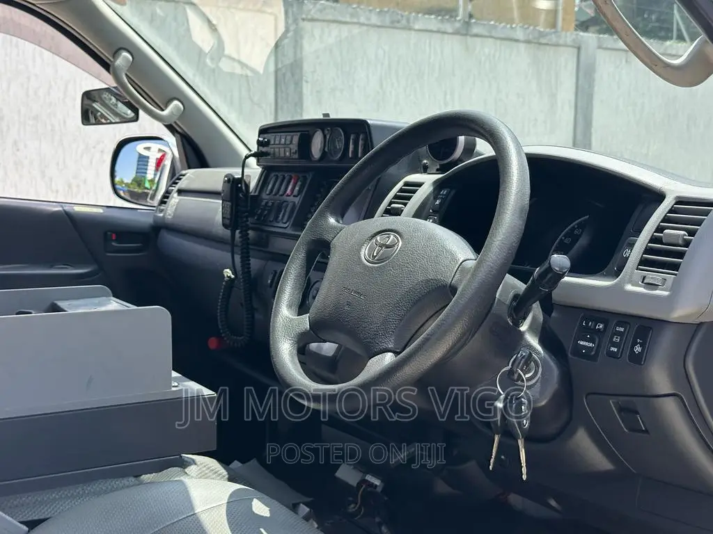 Toyota HiAce 2011 White