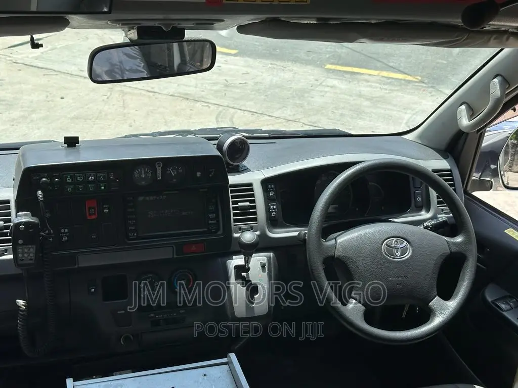 Toyota HiAce 2011 White