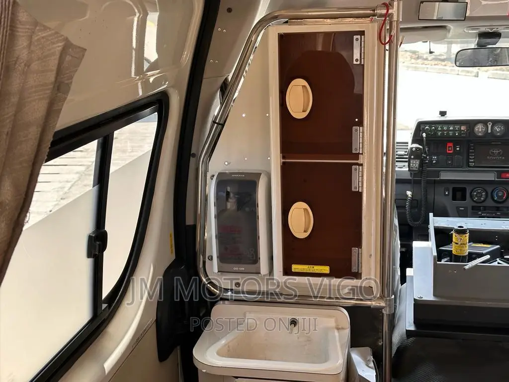 Toyota HiAce 2011 White
