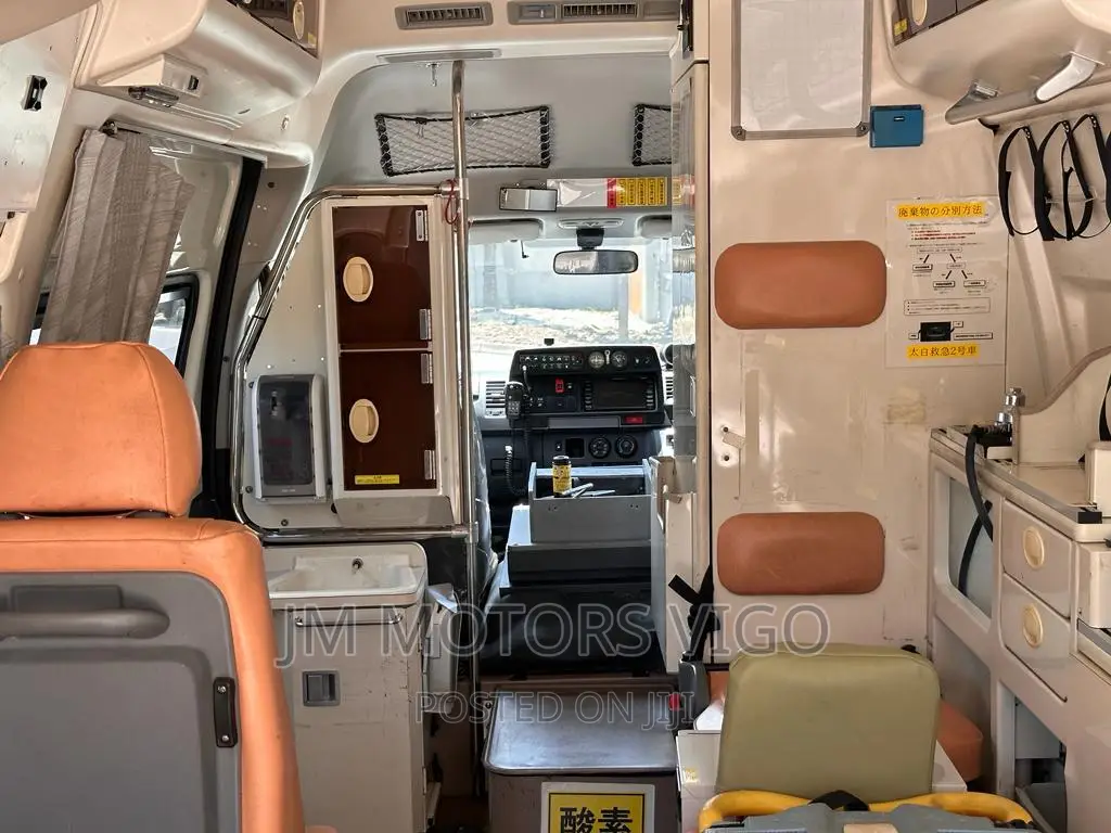 Toyota HiAce 2011 White