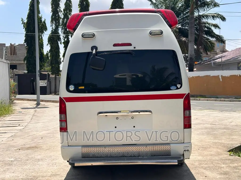 Toyota HiAce 2011 White
