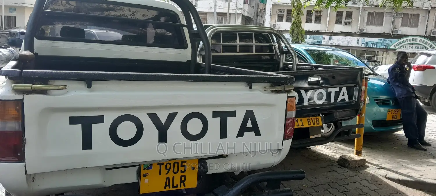 Toyota Hilux 1999 White