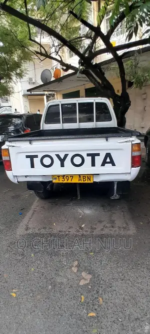 Toyota Hilux 1999 White