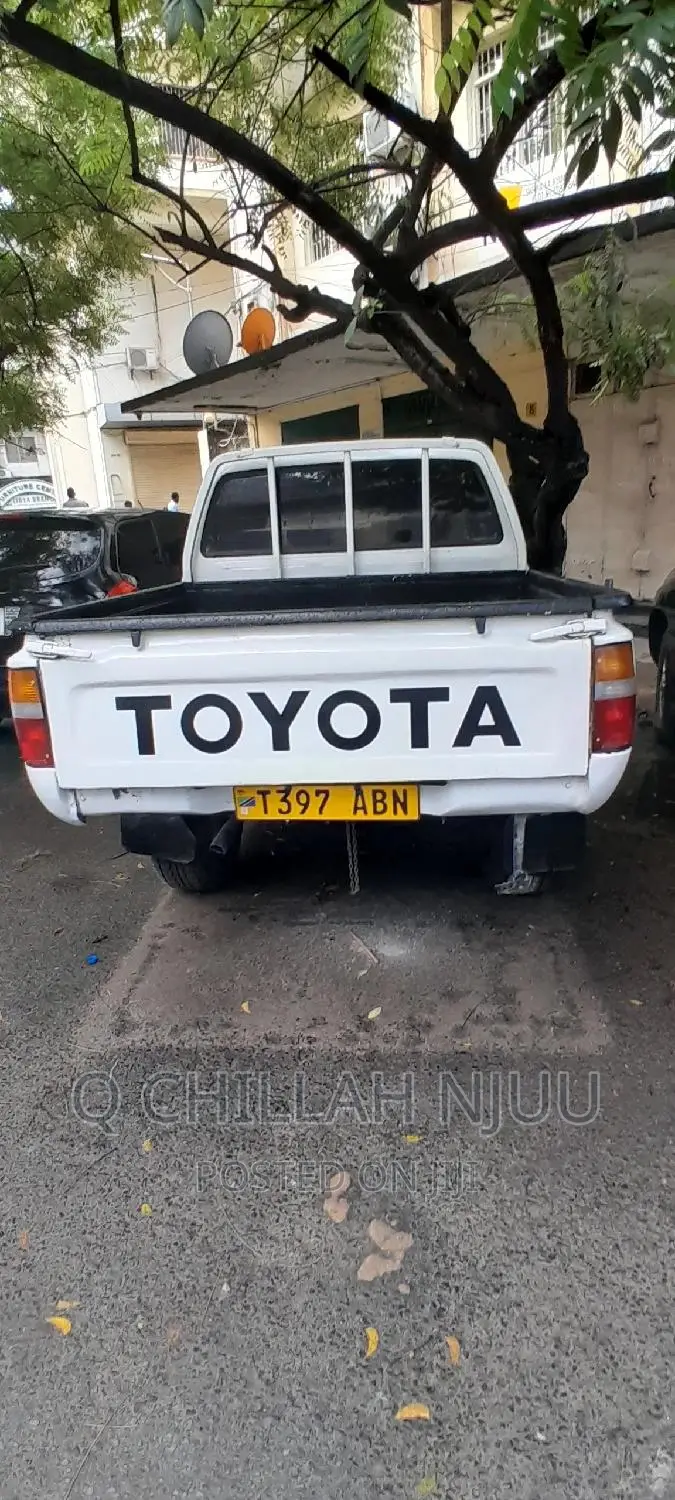 Toyota Hilux 1999 White