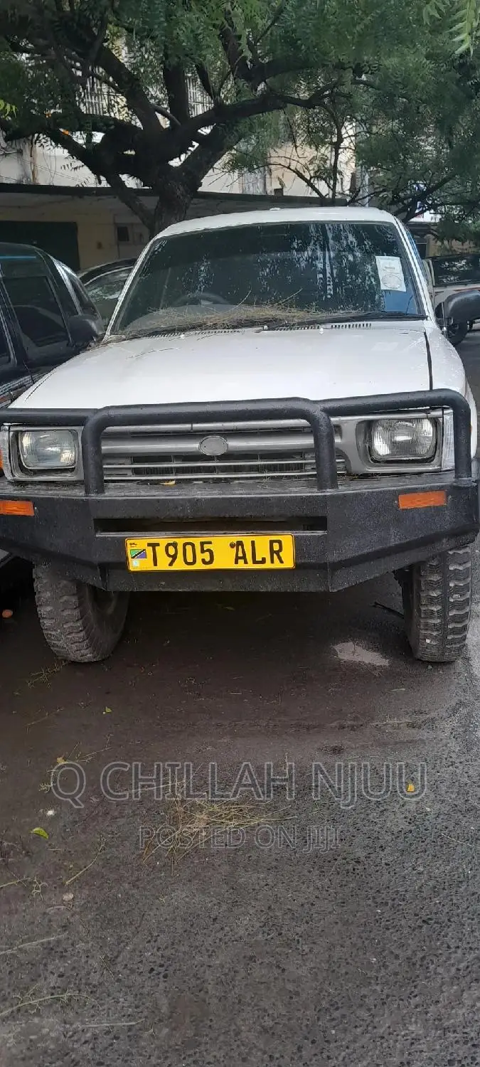 Toyota Hilux 1999 White