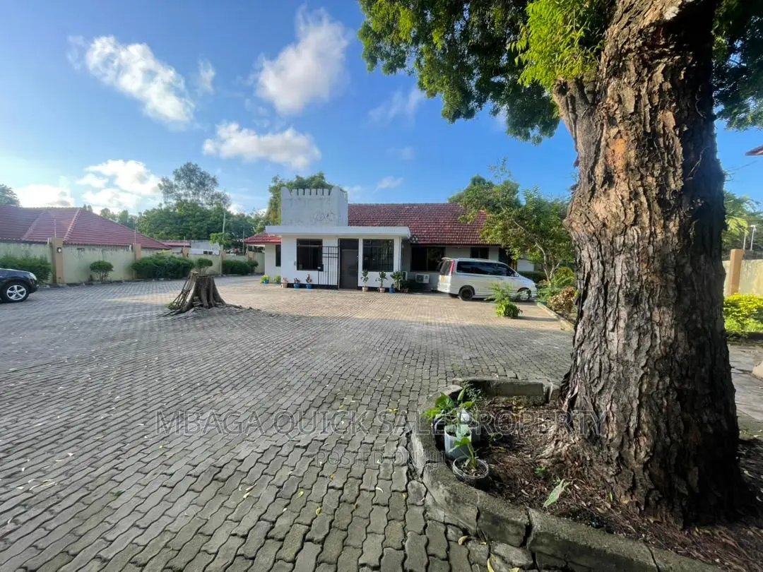 3bdrm House in Ada Estate for rent